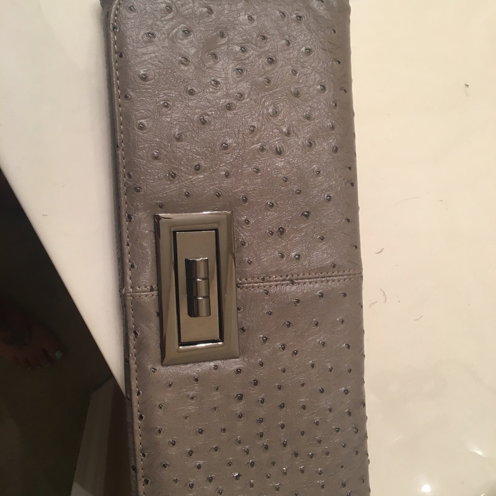 Clutch with shoulder chain